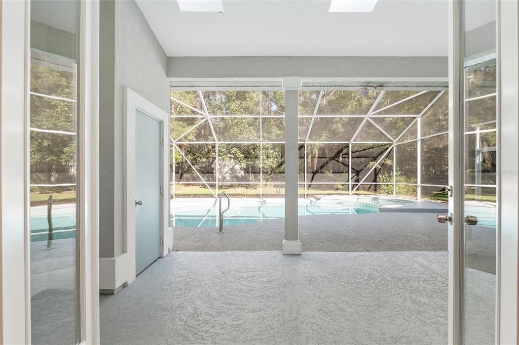 Под контрактом: $585,000 (4 спален, 3 ванн, 2497 Квадратных фут)