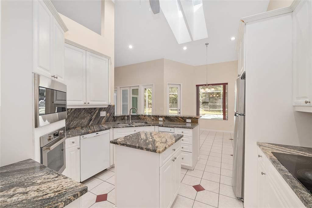 Под контрактом: $585,000 (4 спален, 3 ванн, 2497 Квадратных фут)