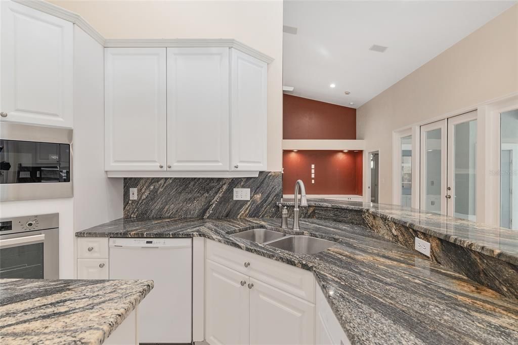 Под контрактом: $585,000 (4 спален, 3 ванн, 2497 Квадратных фут)