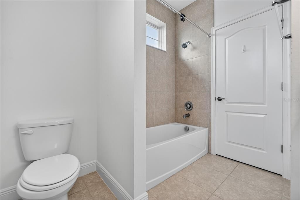 出租: $2,500 (4 贝兹, 3 浴室, 2561 平方英尺)