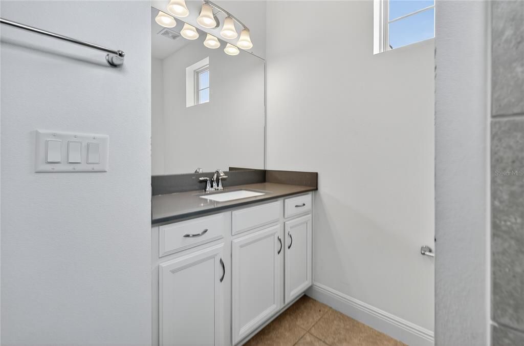 出租: $2,500 (4 贝兹, 3 浴室, 2561 平方英尺)