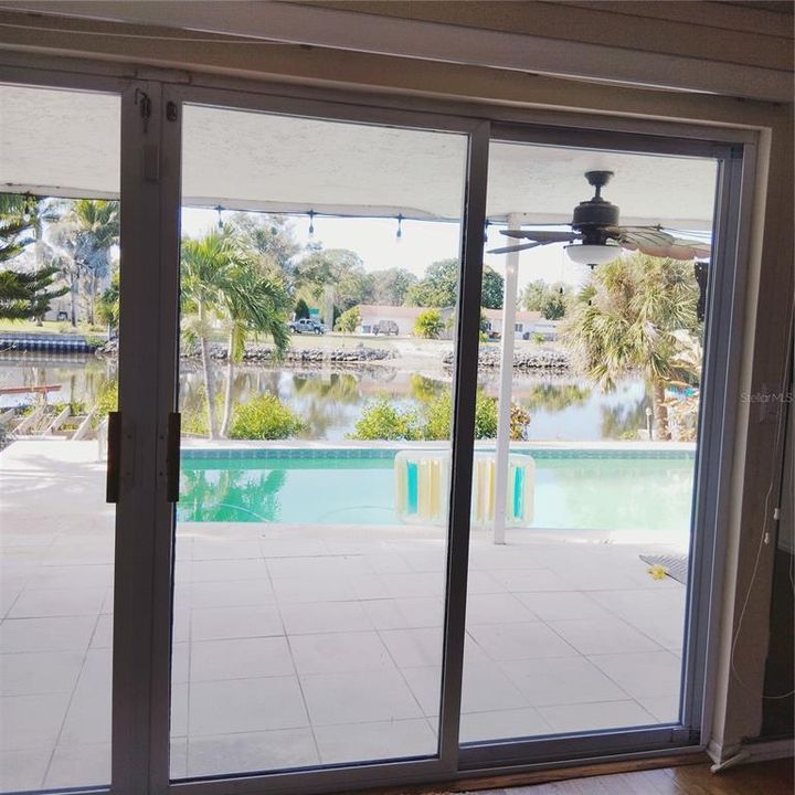 Activo con contrato: $550,000 (4 camas, 2 baños, 1970 Pies cuadrados)