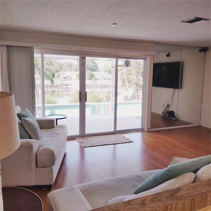 Activo con contrato: $550,000 (4 camas, 2 baños, 1970 Pies cuadrados)