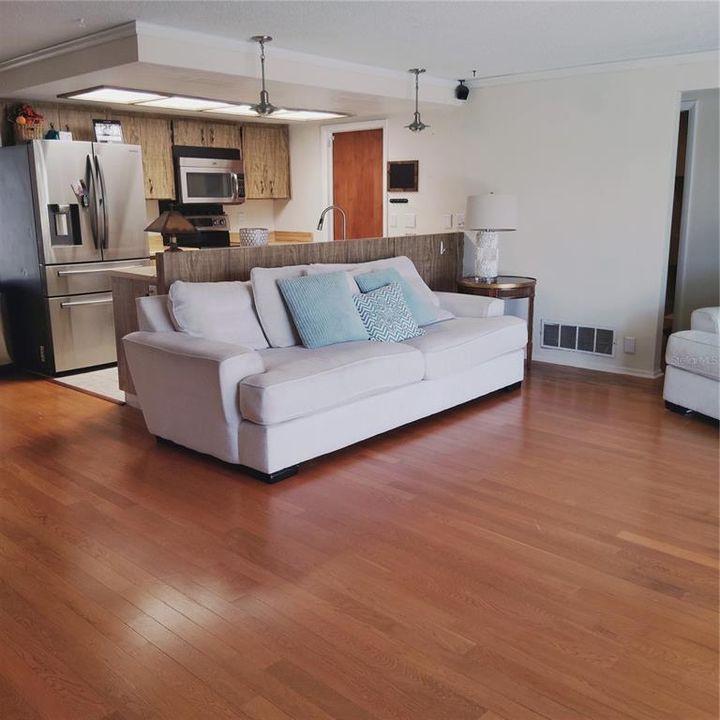 Activo con contrato: $550,000 (4 camas, 2 baños, 1970 Pies cuadrados)