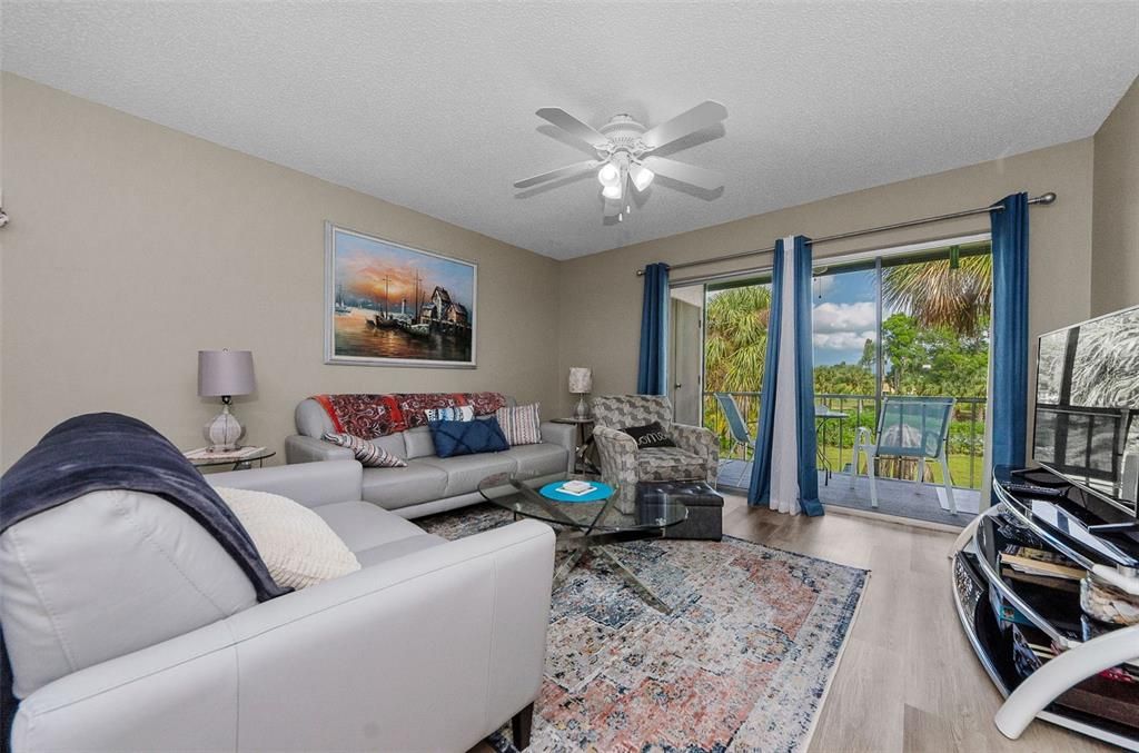 合同活跃: $3,000 (2 贝兹, 2 浴室, 1053 平方英尺)