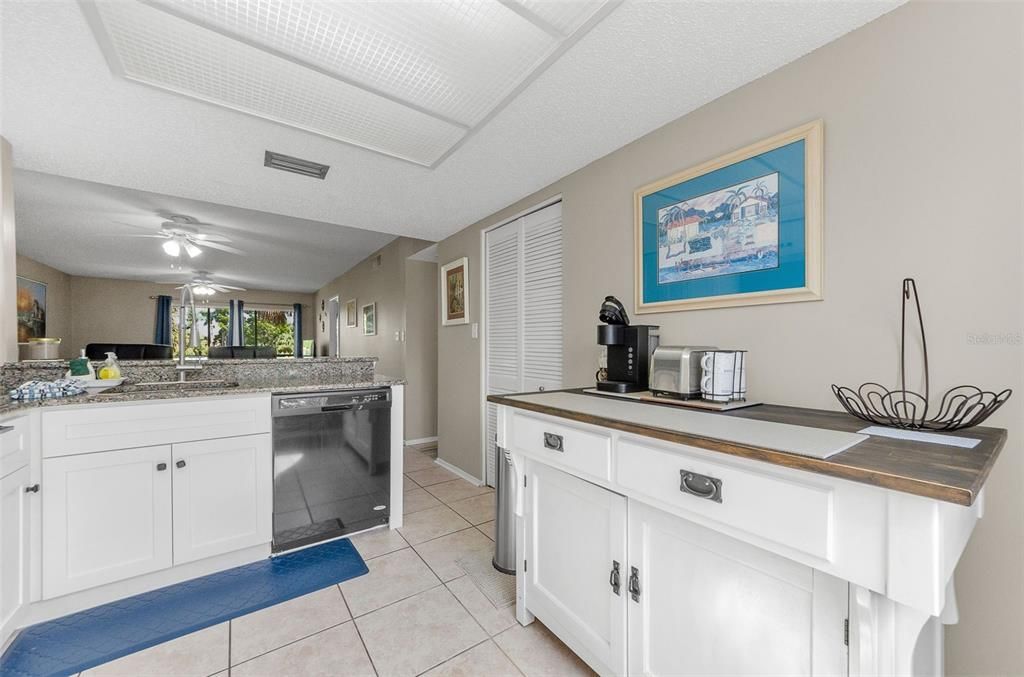 合同活跃: $3,000 (2 贝兹, 2 浴室, 1053 平方英尺)