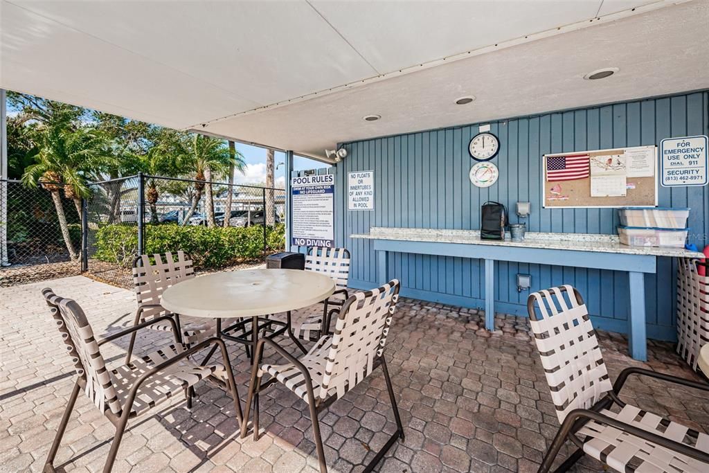 合同活跃: $3,000 (2 贝兹, 2 浴室, 1053 平方英尺)