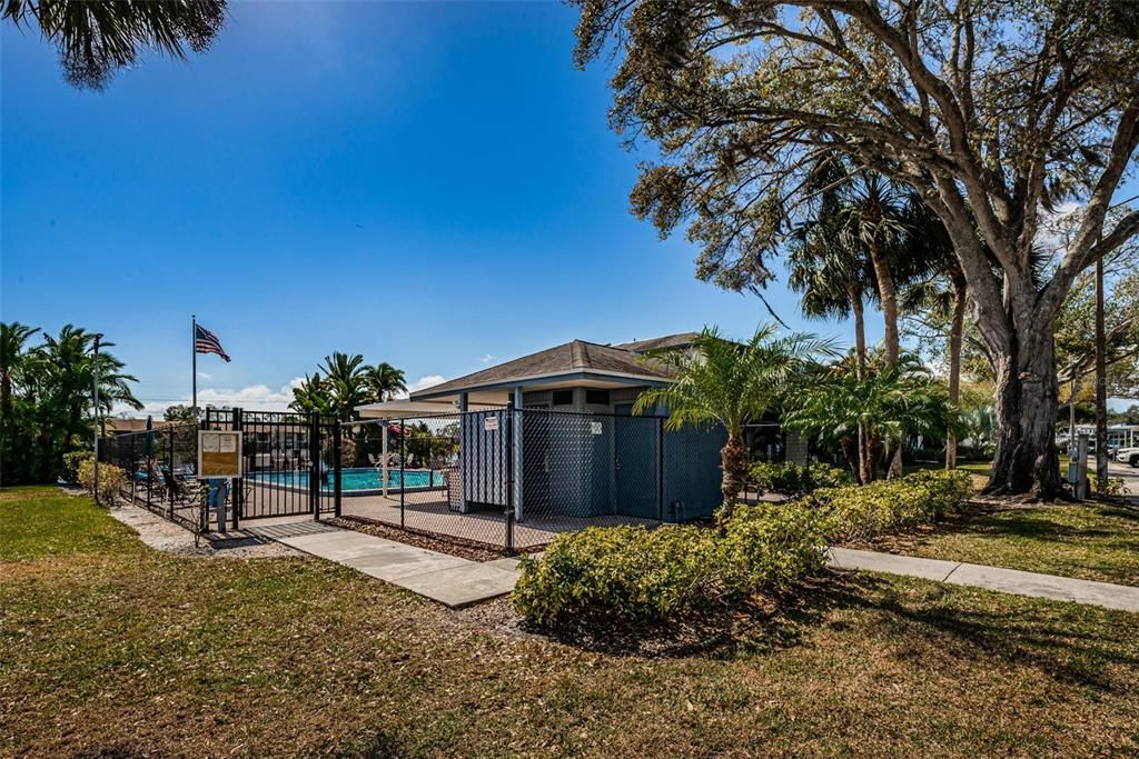 合同活跃: $3,000 (2 贝兹, 2 浴室, 1053 平方英尺)