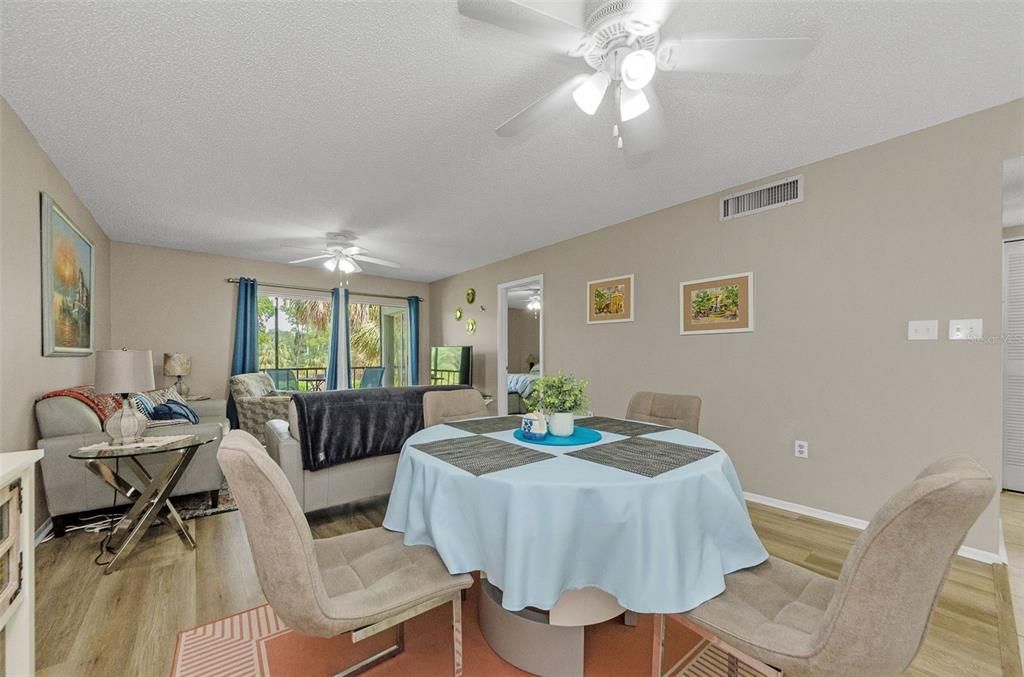 合同活跃: $3,000 (2 贝兹, 2 浴室, 1053 平方英尺)