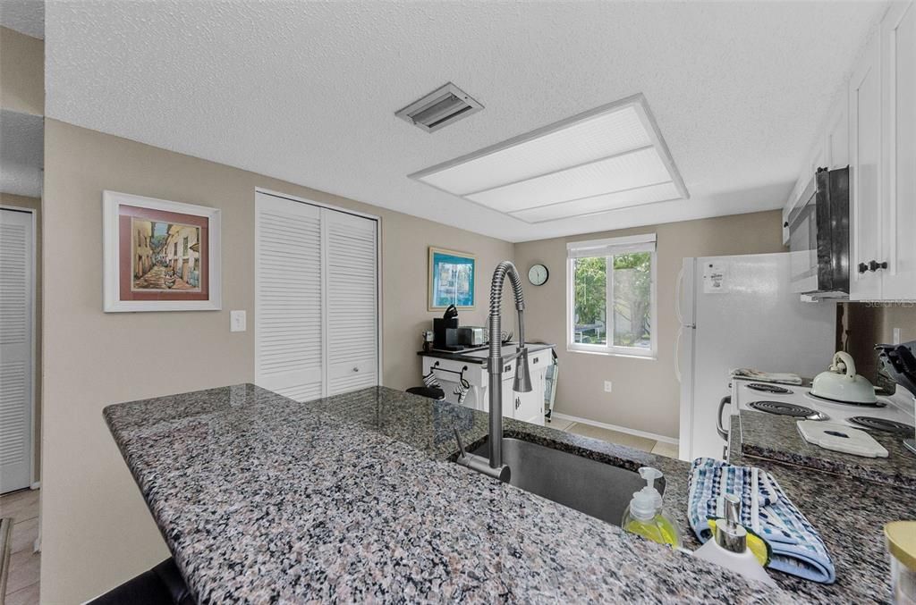 合同活跃: $3,000 (2 贝兹, 2 浴室, 1053 平方英尺)