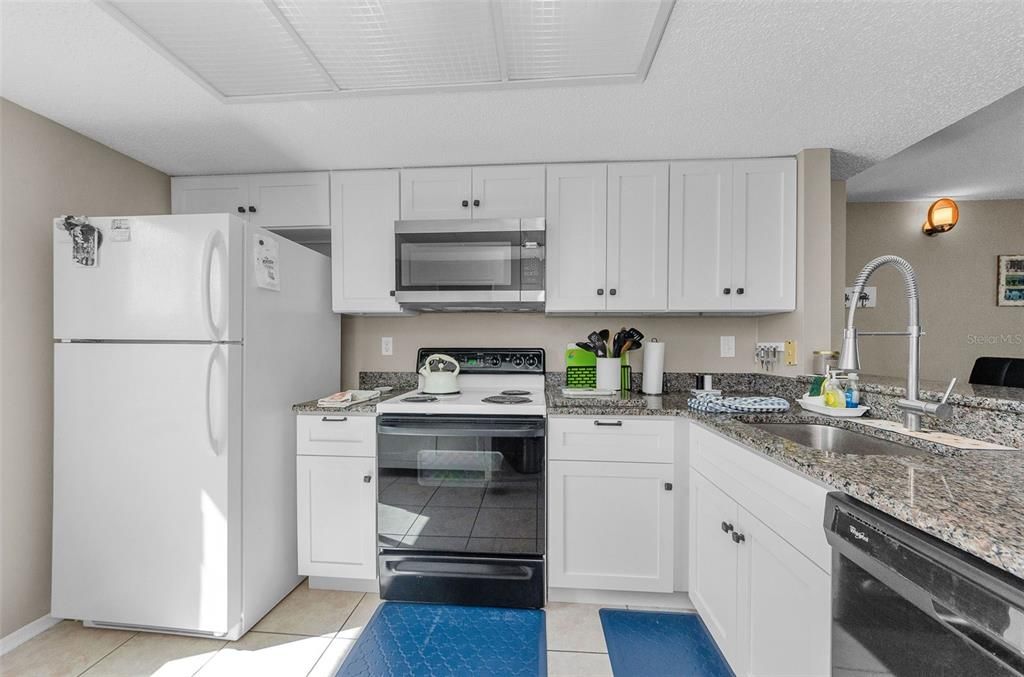 合同活跃: $3,000 (2 贝兹, 2 浴室, 1053 平方英尺)