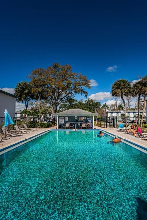 合同活跃: $3,000 (2 贝兹, 2 浴室, 1053 平方英尺)