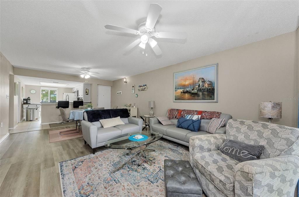 合同活跃: $3,000 (2 贝兹, 2 浴室, 1053 平方英尺)