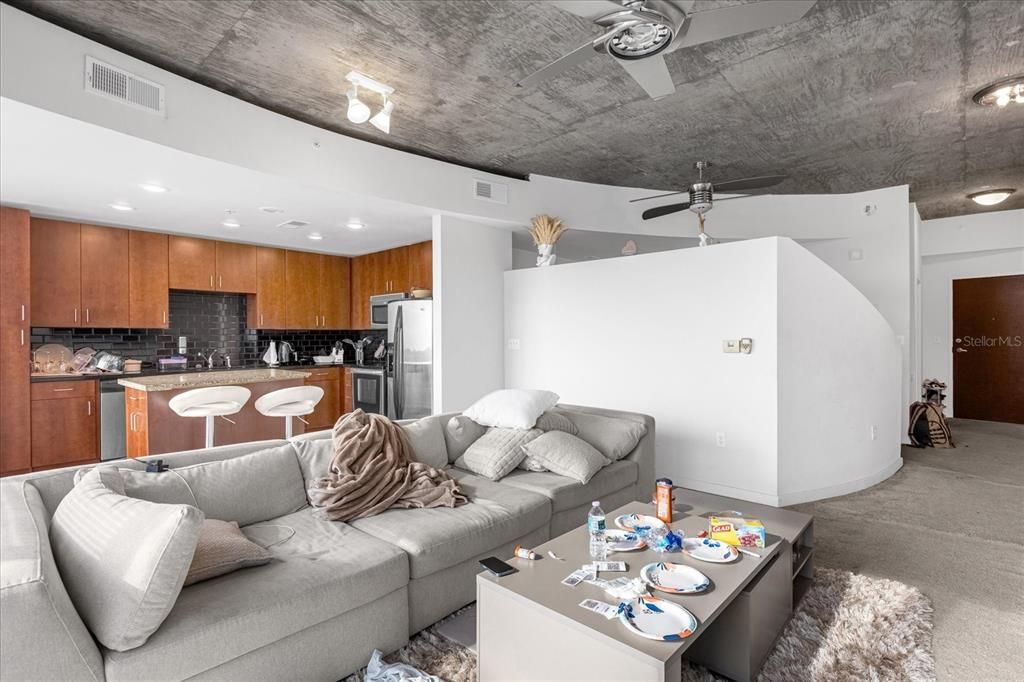 待售: $159,900 (1 贝兹, 1 浴室, 837 平方英尺)