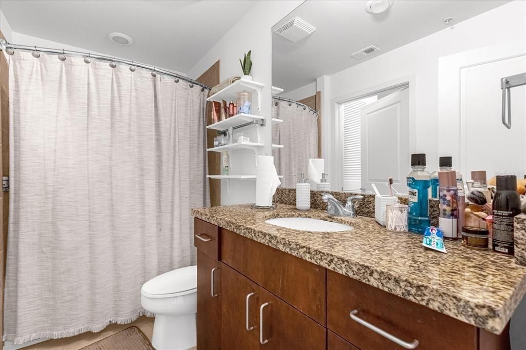 待售: $159,900 (1 贝兹, 1 浴室, 837 平方英尺)