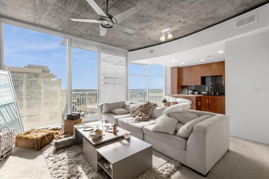 待售: $159,900 (1 贝兹, 1 浴室, 837 平方英尺)