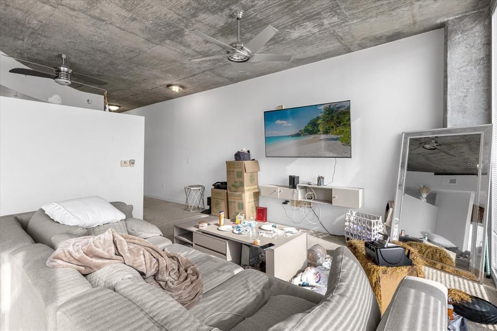 待售: $159,900 (1 贝兹, 1 浴室, 837 平方英尺)