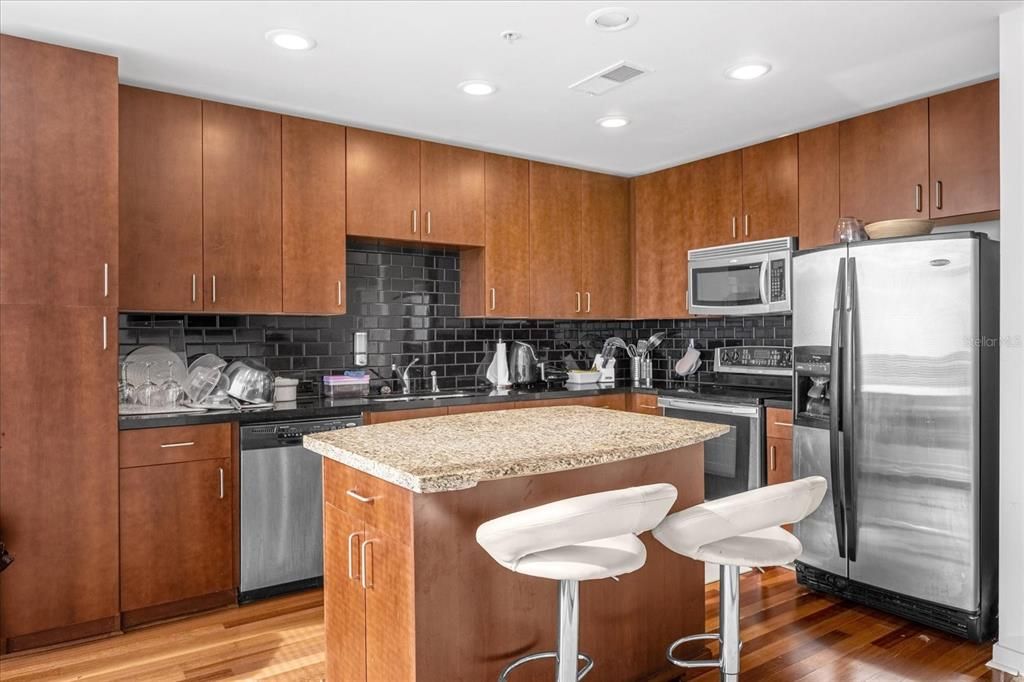 待售: $159,900 (1 贝兹, 1 浴室, 837 平方英尺)