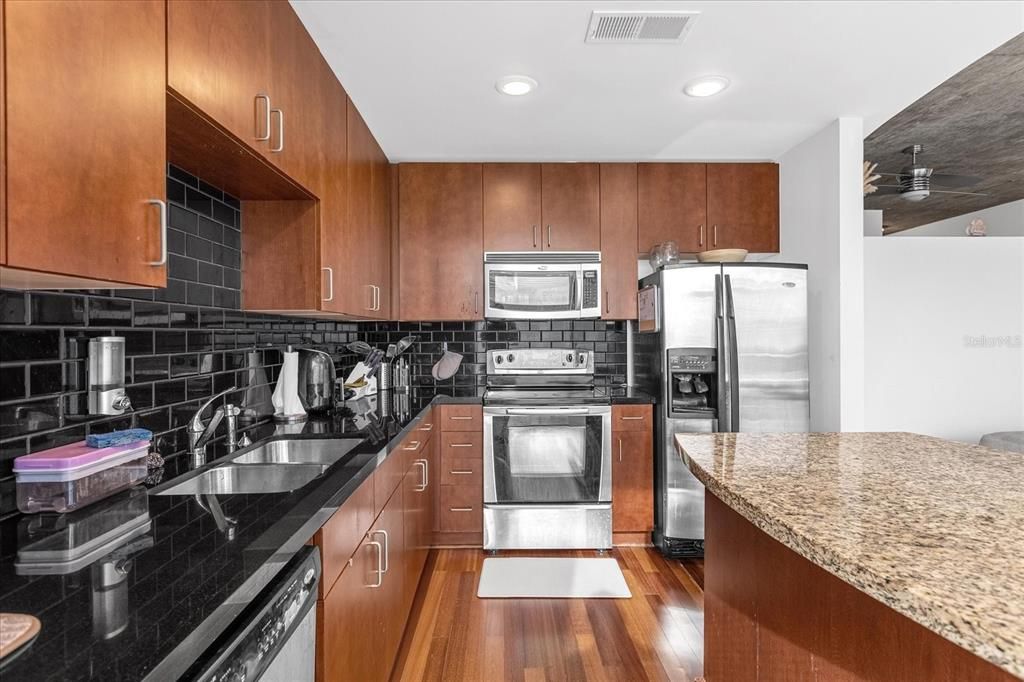 待售: $159,900 (1 贝兹, 1 浴室, 837 平方英尺)