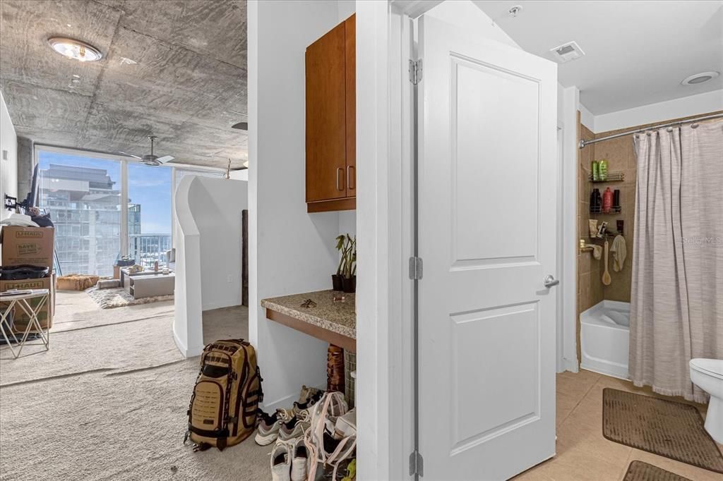 待售: $159,900 (1 贝兹, 1 浴室, 837 平方英尺)