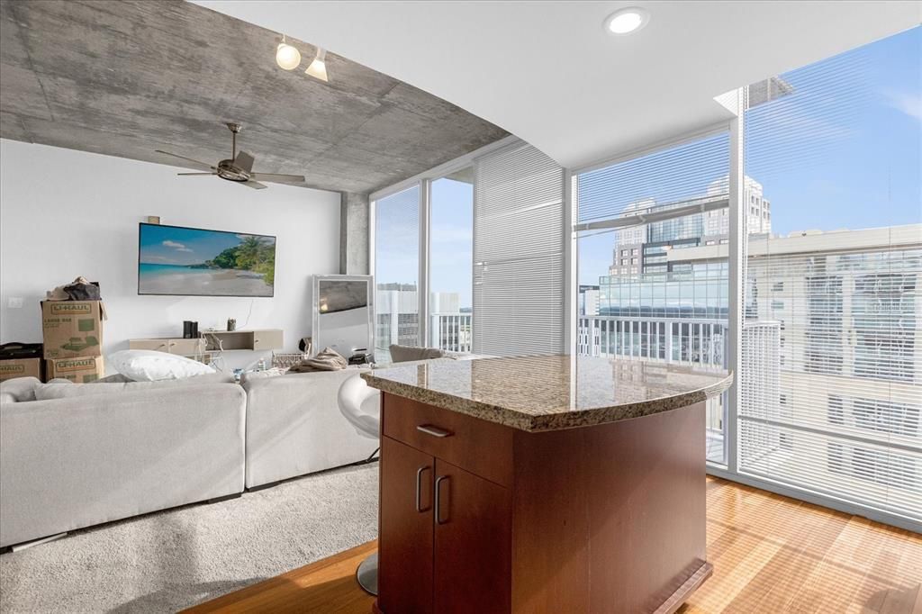 待售: $159,900 (1 贝兹, 1 浴室, 837 平方英尺)