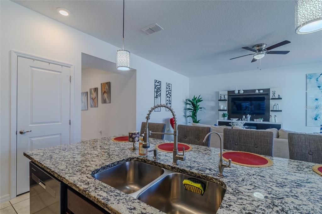 待售: $364,900 (4 贝兹, 3 浴室, 2011 平方英尺)