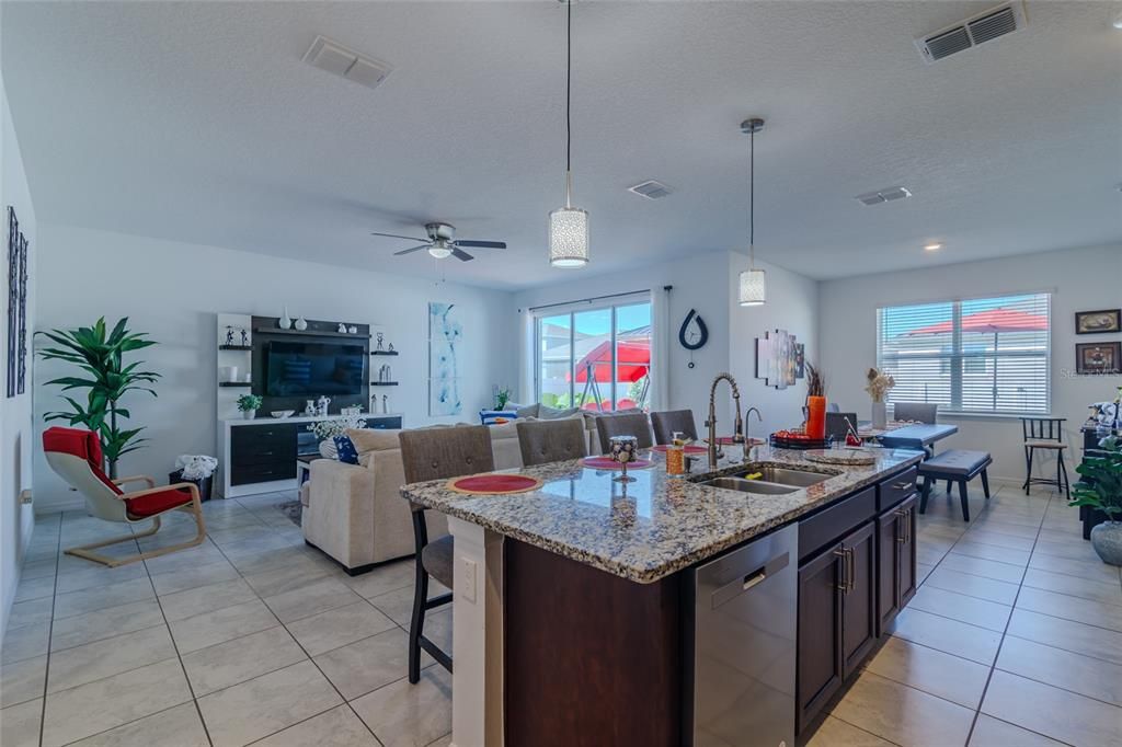 待售: $364,900 (4 贝兹, 3 浴室, 2011 平方英尺)