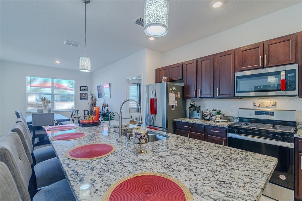 待售: $364,900 (4 贝兹, 3 浴室, 2011 平方英尺)