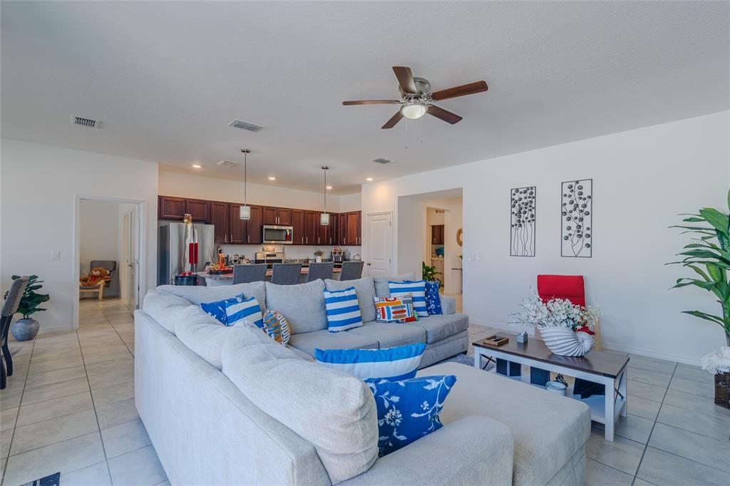 待售: $364,900 (4 贝兹, 3 浴室, 2011 平方英尺)