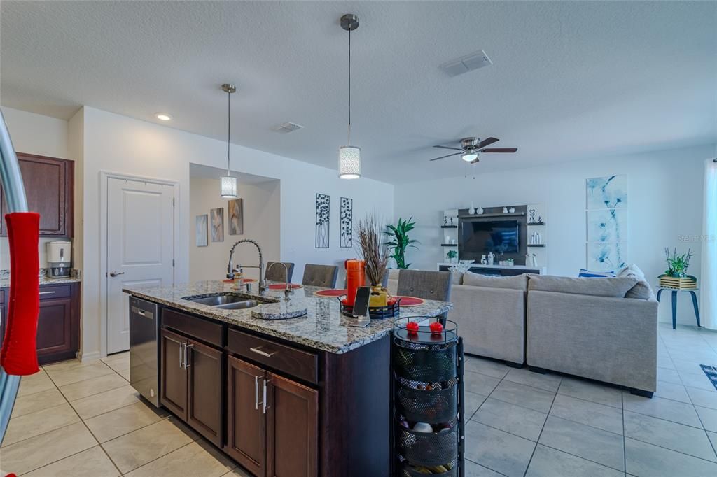 待售: $364,900 (4 贝兹, 3 浴室, 2011 平方英尺)