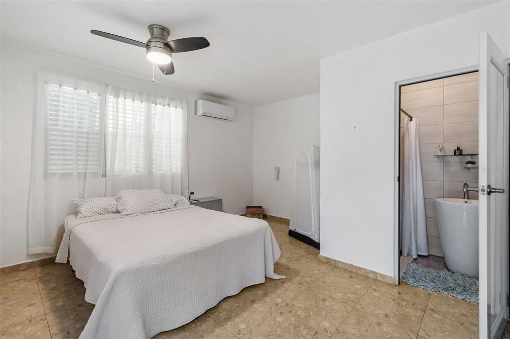 Под контрактом: $529,000 (4 спален, 3 ванн, 1874 Квадратных фут)