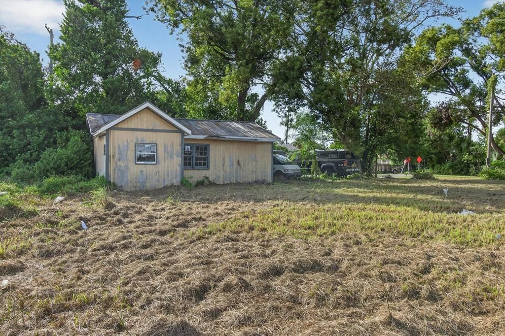 На продажу: $365,000 (0.34 acres)