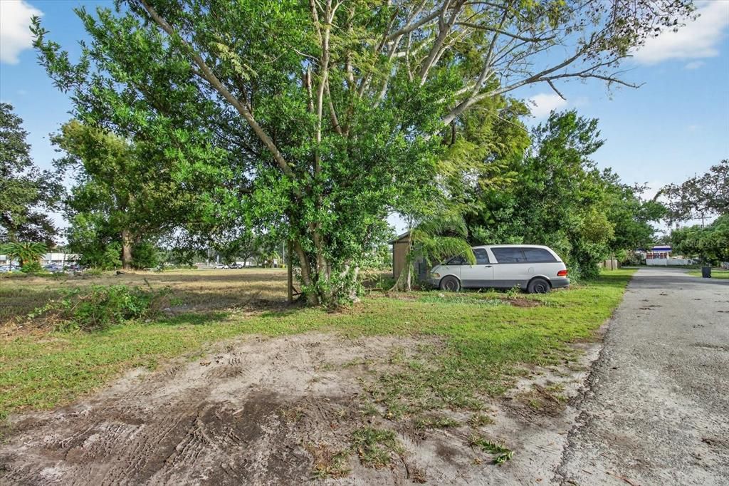 На продажу: $365,000 (0.34 acres)