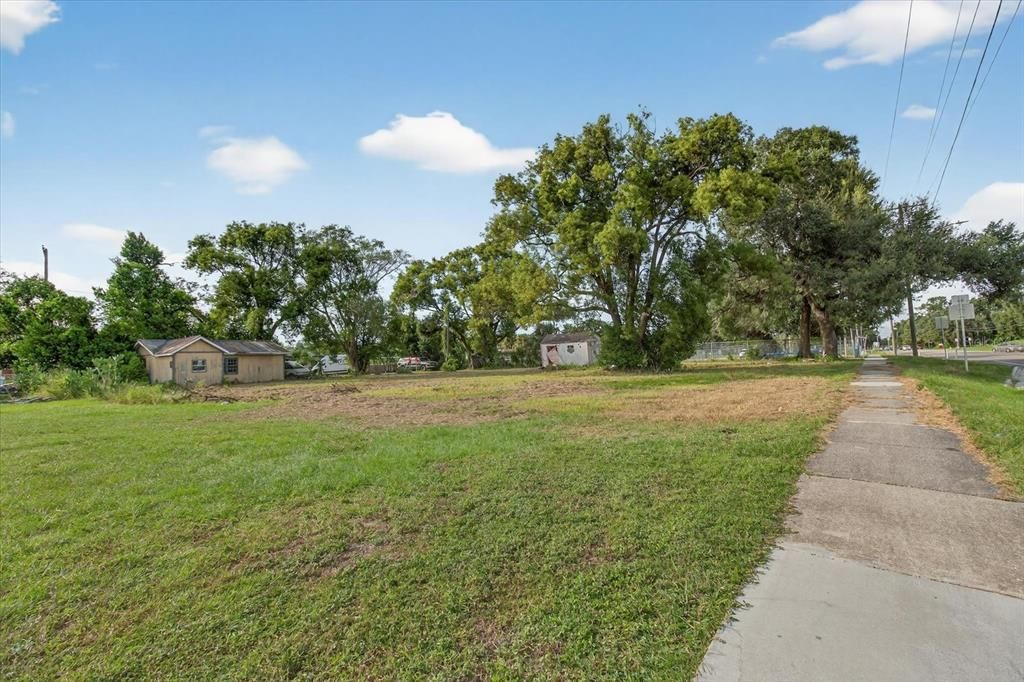 На продажу: $365,000 (0.34 acres)