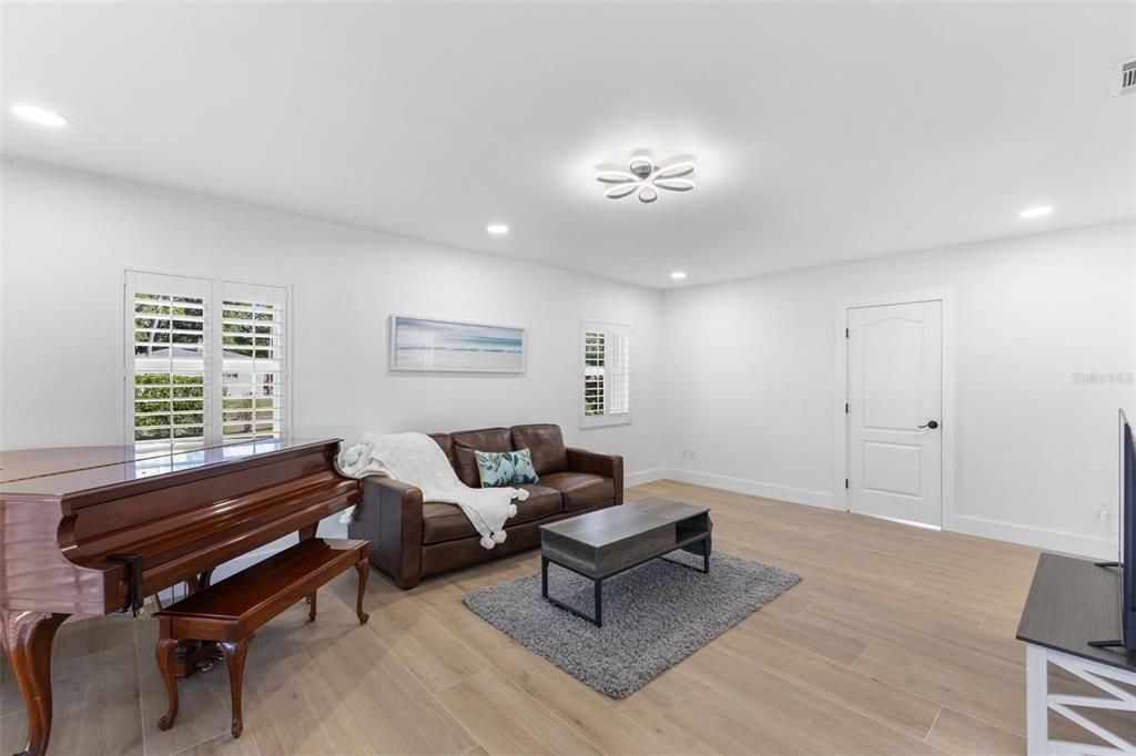 出租: $9,750 (4 贝兹, 4 浴室, 4024 平方英尺)