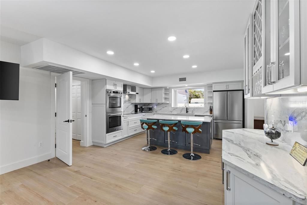 出租: $9,750 (4 贝兹, 4 浴室, 4024 平方英尺)