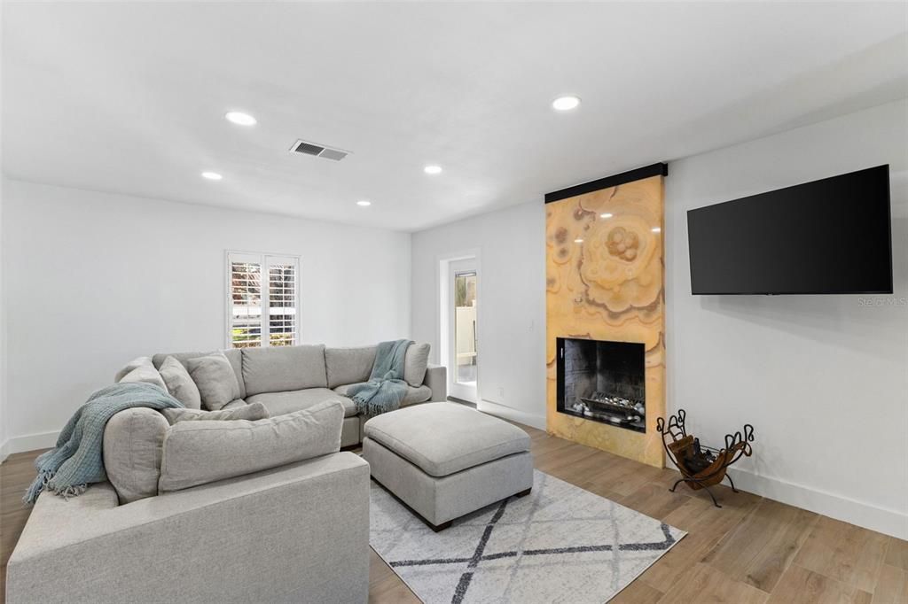 出租: $9,750 (4 贝兹, 4 浴室, 4024 平方英尺)