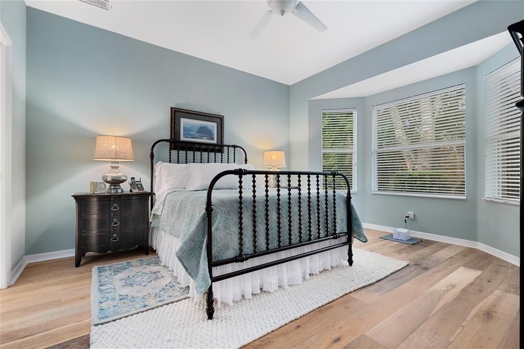 合同活跃: $305,000 (2 贝兹, 2 浴室, 1332 平方英尺)