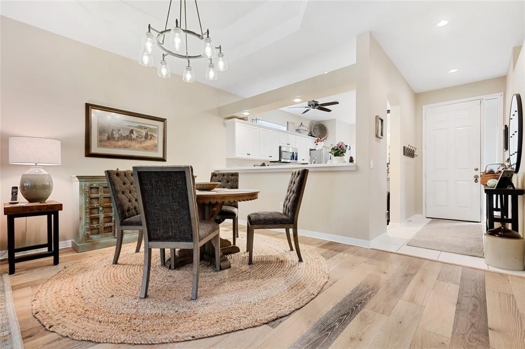 合同活跃: $305,000 (2 贝兹, 2 浴室, 1332 平方英尺)