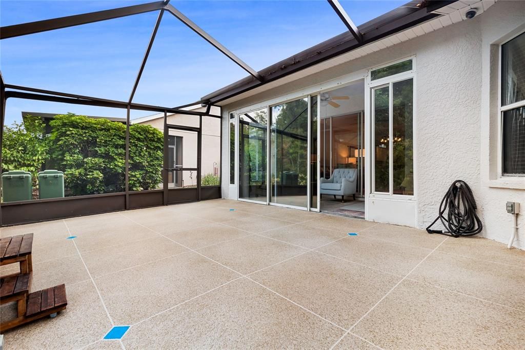 合同活跃: $305,000 (2 贝兹, 2 浴室, 1332 平方英尺)