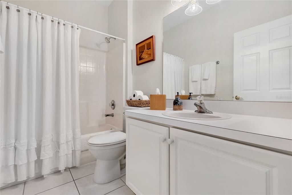 合同活跃: $305,000 (2 贝兹, 2 浴室, 1332 平方英尺)