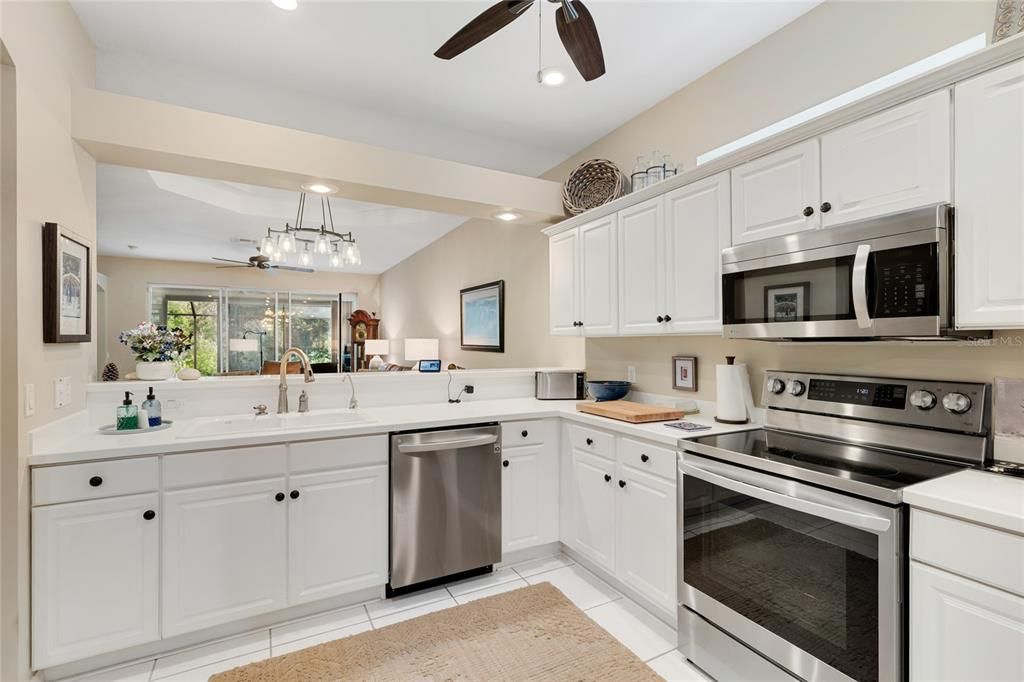 合同活跃: $305,000 (2 贝兹, 2 浴室, 1332 平方英尺)