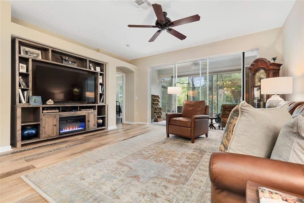 合同活跃: $305,000 (2 贝兹, 2 浴室, 1332 平方英尺)