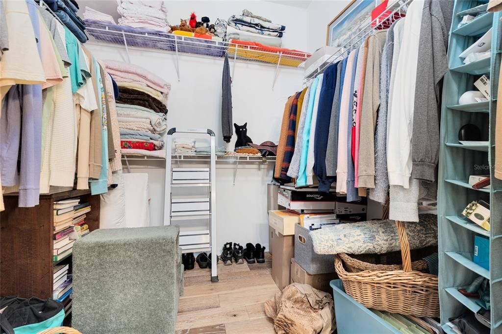 合同活跃: $305,000 (2 贝兹, 2 浴室, 1332 平方英尺)