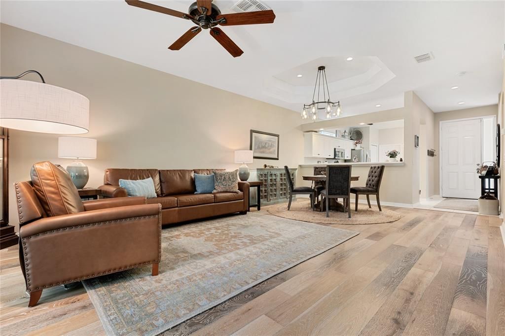 合同活跃: $305,000 (2 贝兹, 2 浴室, 1332 平方英尺)