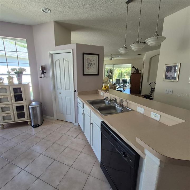 待售: $380,000 (2 贝兹, 2 浴室, 1484 平方英尺)