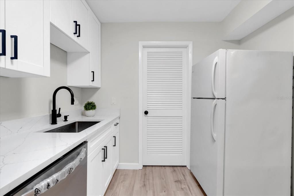 For Sale: $179,500 (2 beds, 2 baths, 1220 Square Feet)