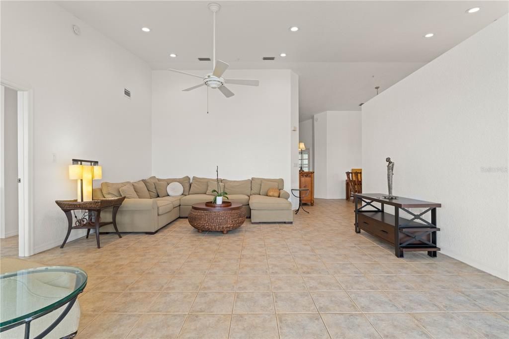 合同活跃: $579,000 (3 贝兹, 2 浴室, 2018 平方英尺)