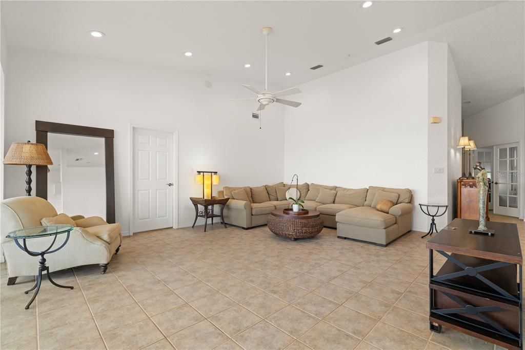 合同活跃: $579,000 (3 贝兹, 2 浴室, 2018 平方英尺)