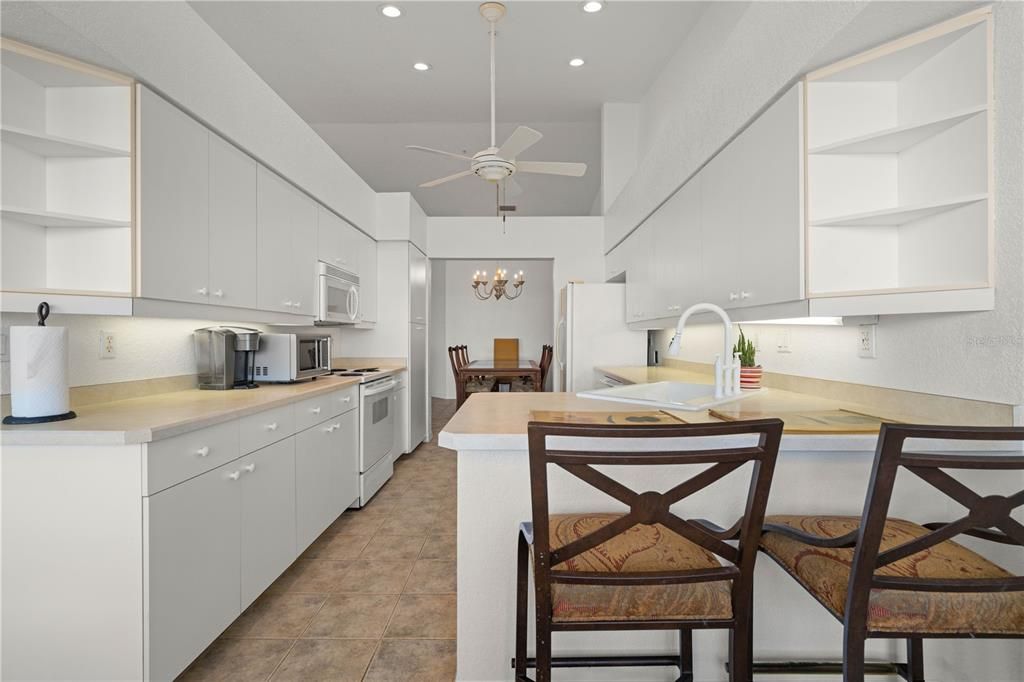 合同活跃: $579,000 (3 贝兹, 2 浴室, 2018 平方英尺)